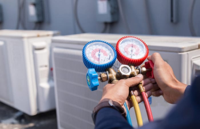 Technicien qui installe une cliamtisation dans le Tarn 81