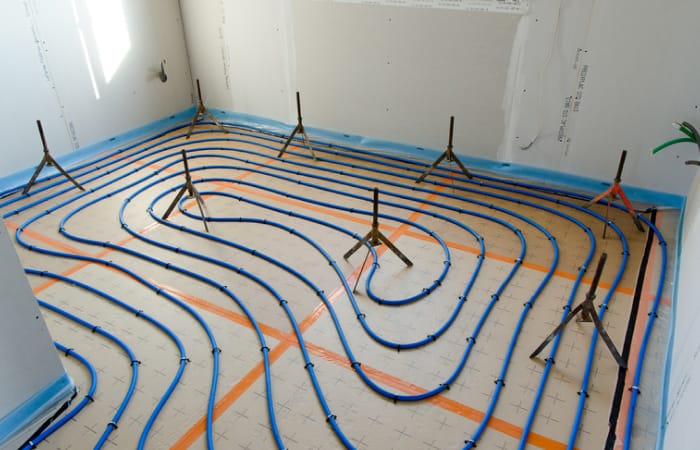 équipe chauffagiste à albi discutant de projets de rénovation énergétique