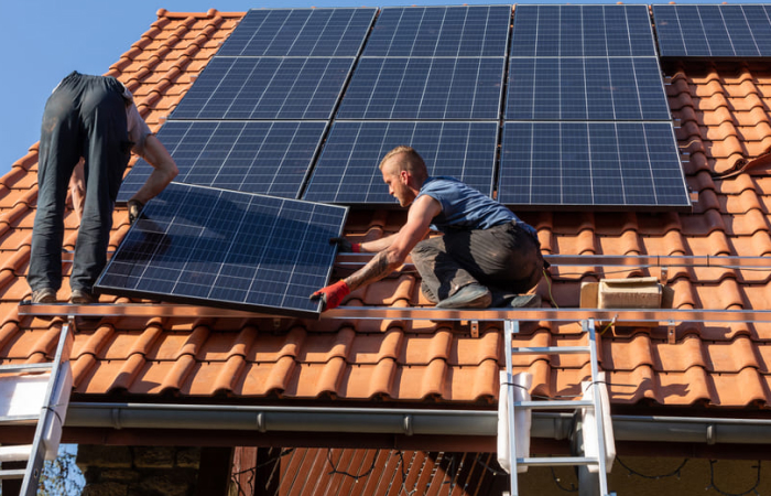 panneaux solaires albi sur un toit, contribuant à la transition énergétique.
